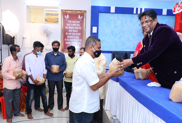 Grace Ministry Celebrates Christmas 2021 with Pomp and Grandeur on 17th Friday, December at its Prayer centre in Valachil, Mangalore. Hundreds gathered at the program and celebrated Xmas with Bro Andrew Richard and family.  